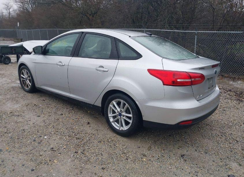 Photo 3 of 2015 Ford Focus SE (VIN 1FADP3F28FL343935)