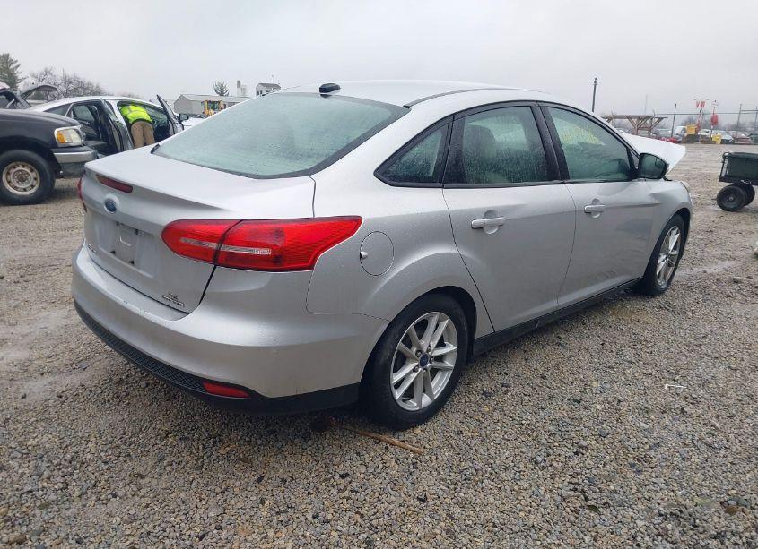 Photo 4 of 2015 Ford Focus SE (VIN 1FADP3F28FL343935)