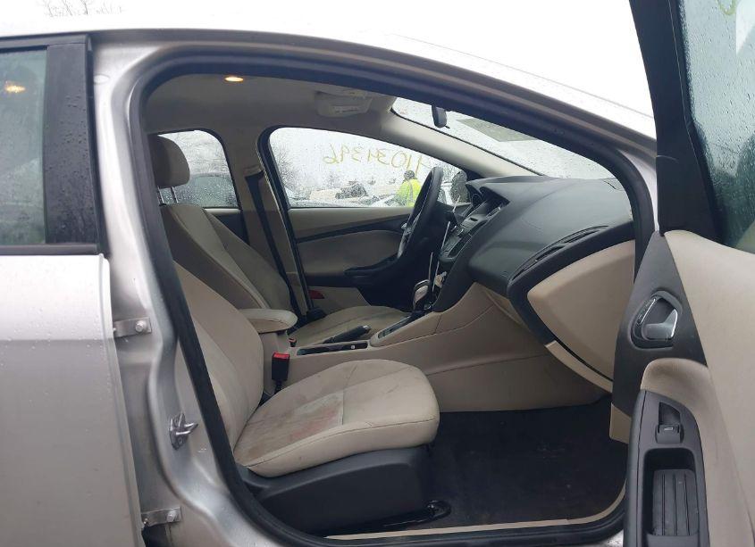 Photo 5 of 2015 Ford Focus SE (VIN 1FADP3F28FL343935)