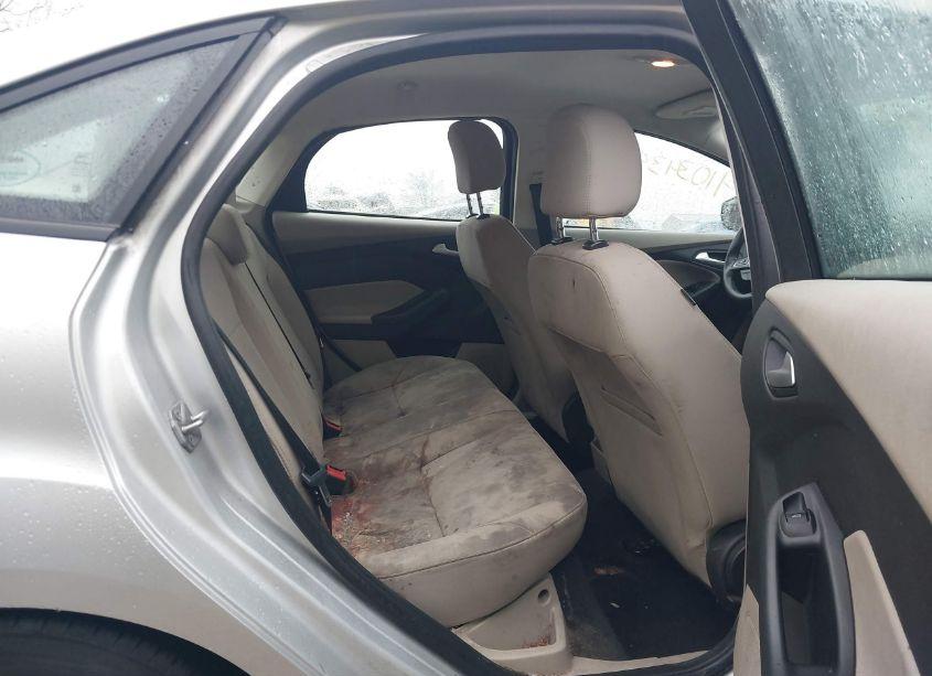 Photo 8 of 2015 Ford Focus SE (VIN 1FADP3F28FL343935)