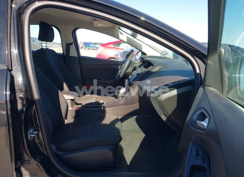 Photo 5 of 2015 Ford Focus SE (VIN 1FADP3F28FL356510)