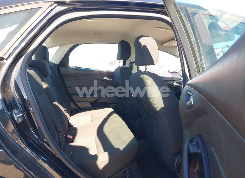 Photo 8 of 2015 Ford Focus SE (VIN 1FADP3F28FL356510)