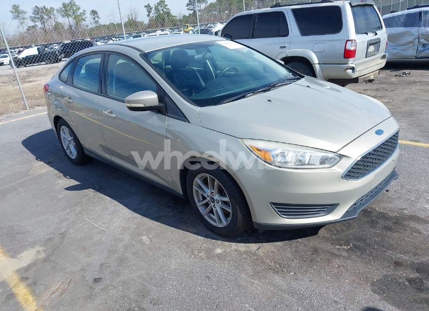 2015 Ford Focus SE (VIN 1FADP3F28FL381858) main photo