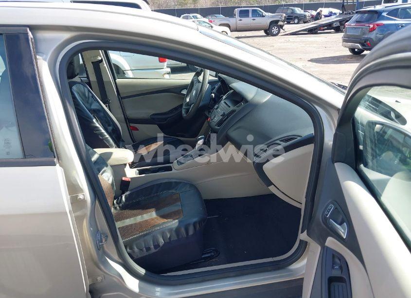 Photo 5 of 2015 Ford Focus SE (VIN 1FADP3F28FL381858)