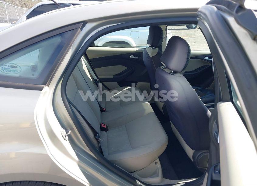 Photo 8 of 2015 Ford Focus SE (VIN 1FADP3F28FL381858)