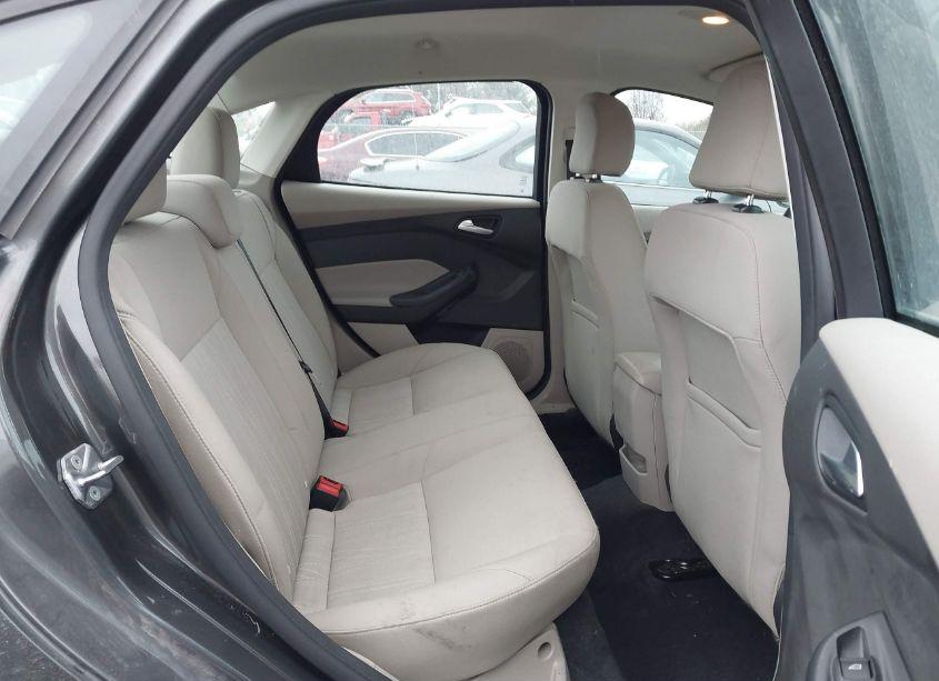 Photo 8 of 2015 Ford Focus SE (VIN 1FADP3F28FL383187)