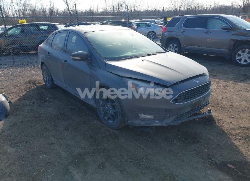 2016 Ford Focus SE (VIN 1FADP3F28GL233128) main photo