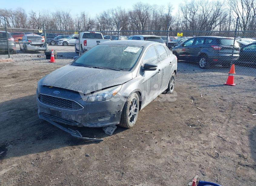Photo 2 of 2016 Ford Focus SE (VIN 1FADP3F28GL233128)