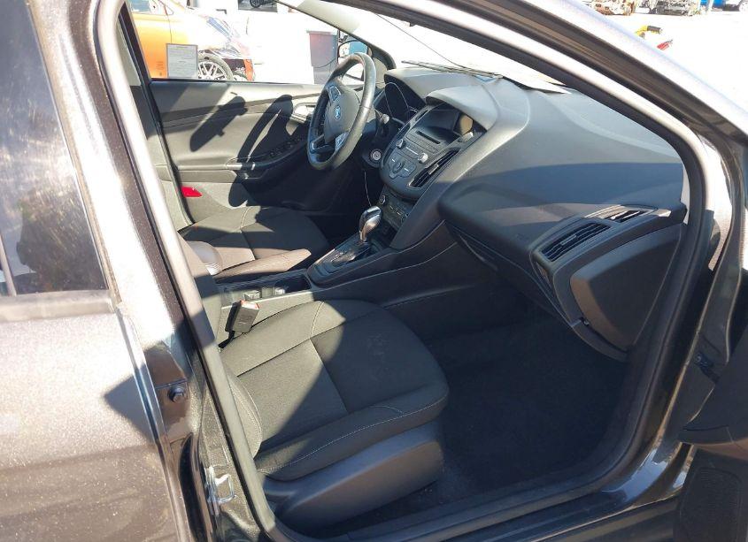 Photo 5 of 2016 Ford Focus SE (VIN 1FADP3F28GL246915)