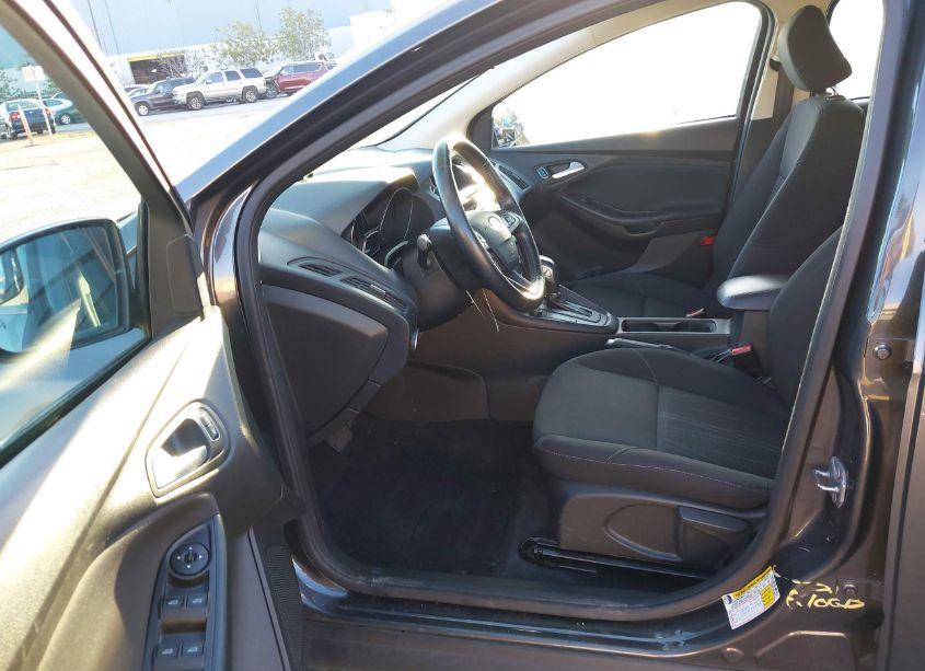 Photo 6 of 2016 Ford Focus SE (VIN 1FADP3F28GL246915)