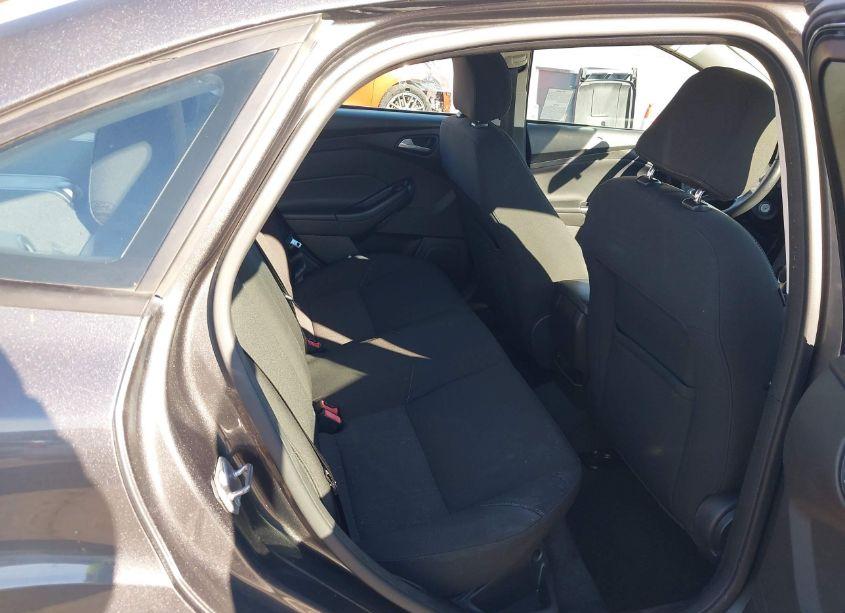 Photo 8 of 2016 Ford Focus SE (VIN 1FADP3F28GL246915)