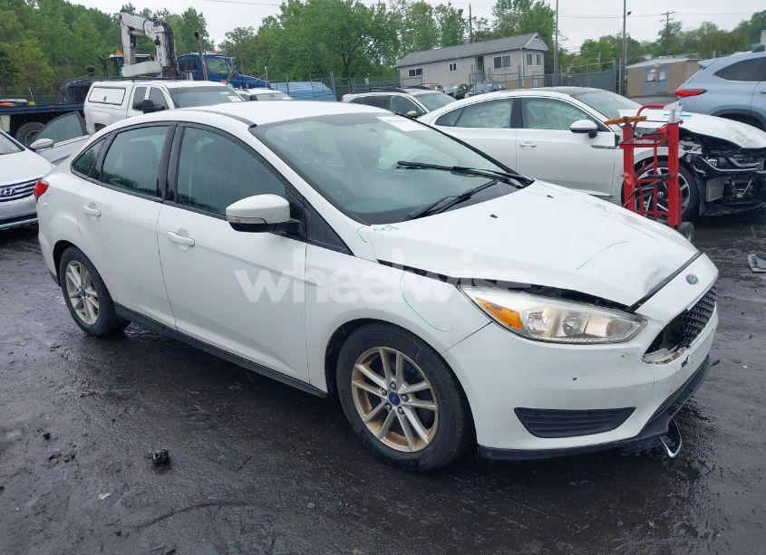 2016 Ford Focus SE (VIN 1FADP3F28GL276450) main photo