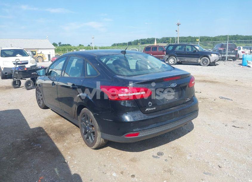 Photo 3 of 2016 Ford Focus SE (VIN 1FADP3F28GL321063)