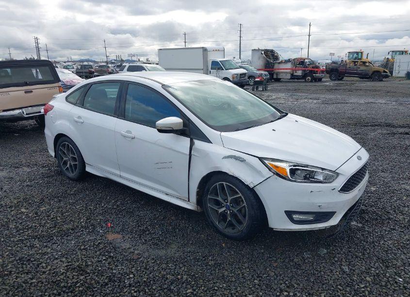 2016 Ford Focus SE (VIN 1FADP3F28GL329275) main photo