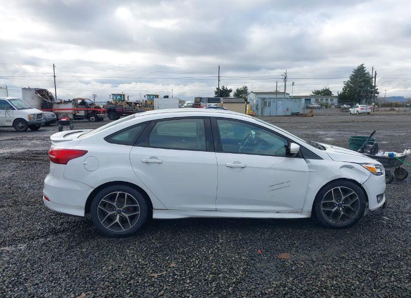 Photo 13 of 2016 Ford Focus SE (VIN 1FADP3F28GL329275)