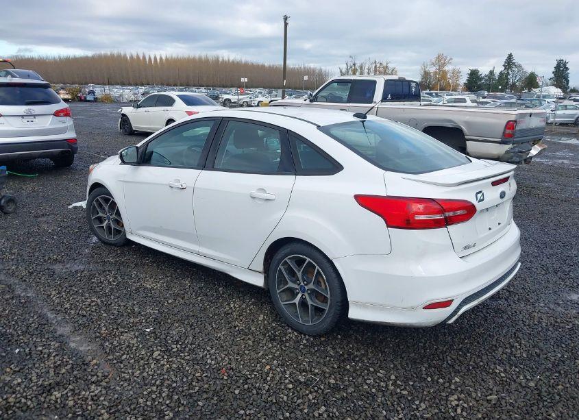 Photo 3 of 2016 Ford Focus SE (VIN 1FADP3F28GL329275)