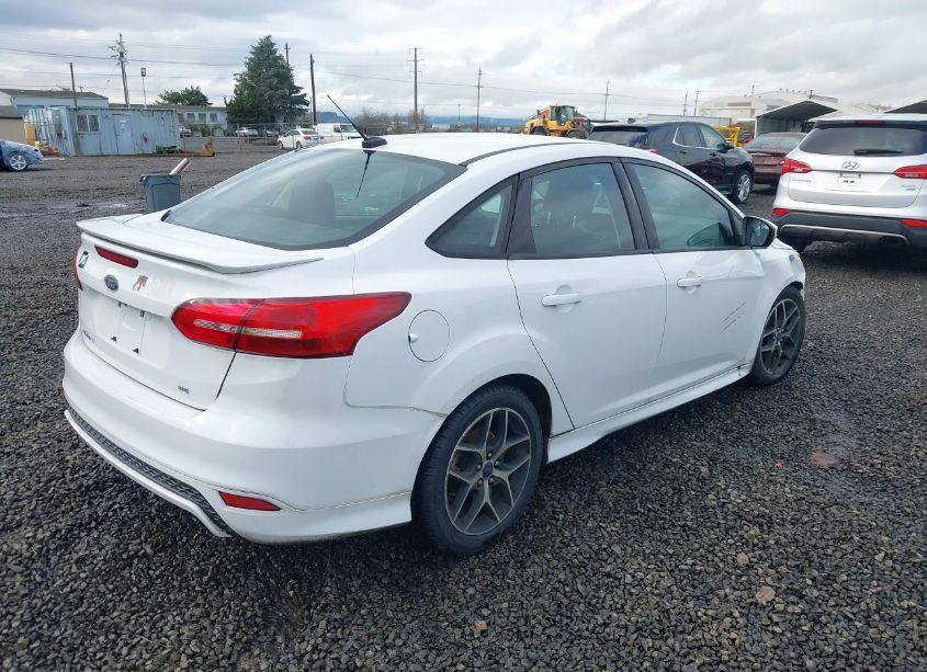 Photo 4 of 2016 Ford Focus SE (VIN 1FADP3F28GL329275)