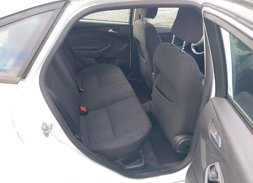 Photo 8 of 2016 Ford Focus SE (VIN 1FADP3F28GL329275)