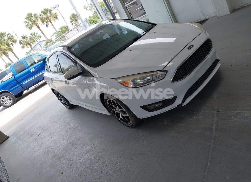 2016 Ford Focus SE (VIN 1FADP3F28GL350336) main photo