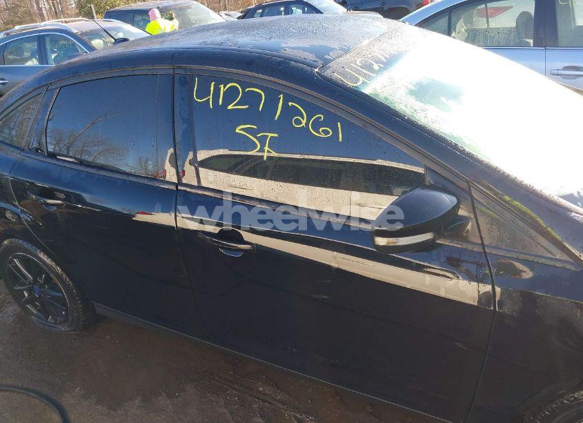 Photo 13 of 2016 Ford Focus SE (VIN 1FADP3F28GL358470)