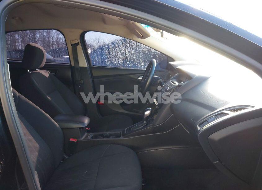 Photo 5 of 2016 Ford Focus SE (VIN 1FADP3F28GL358470)