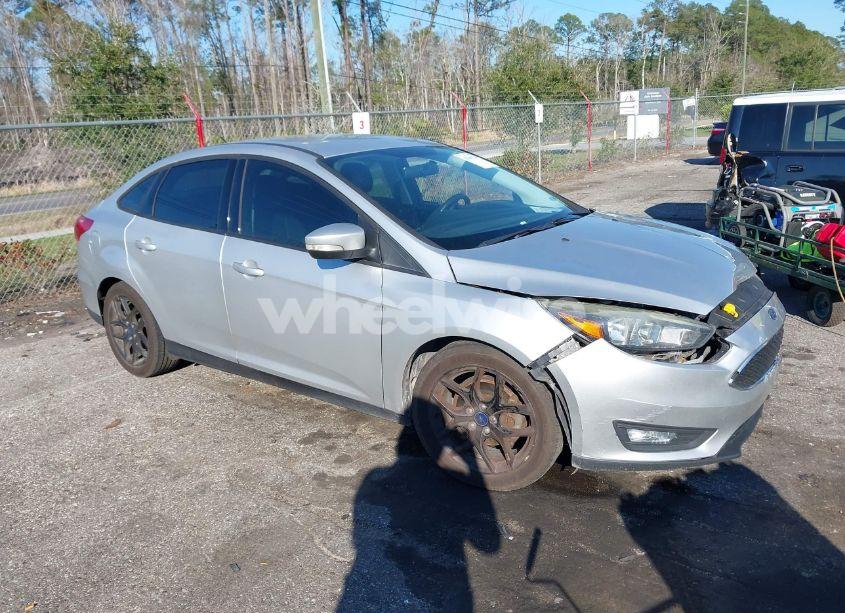 2016 Ford Focus SE (VIN 1FADP3F28GL371350) main photo