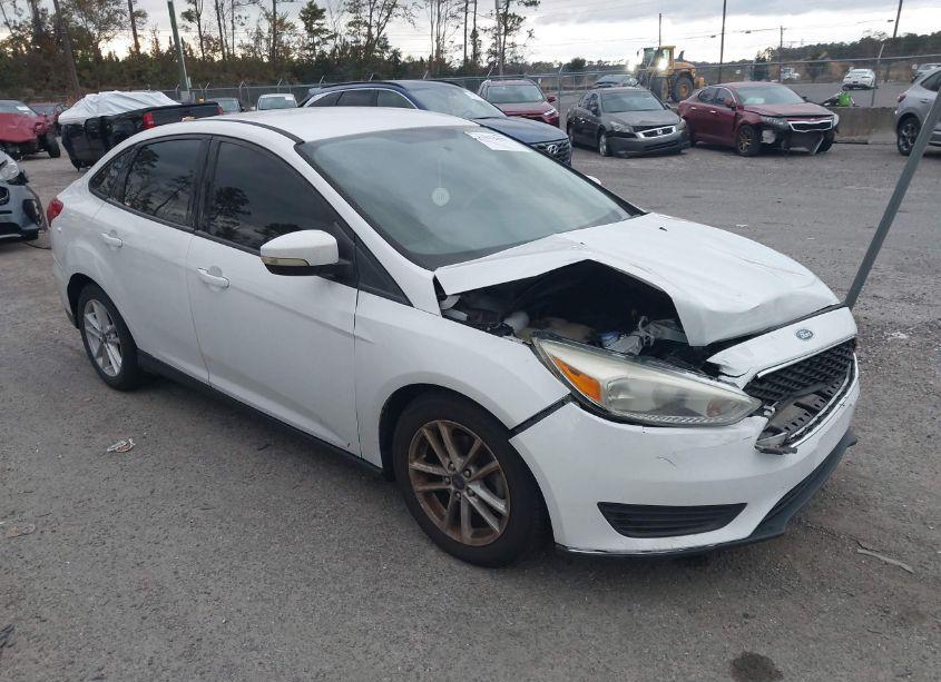 2017 Ford Focus SE (VIN 1FADP3F28HL208635) main photo