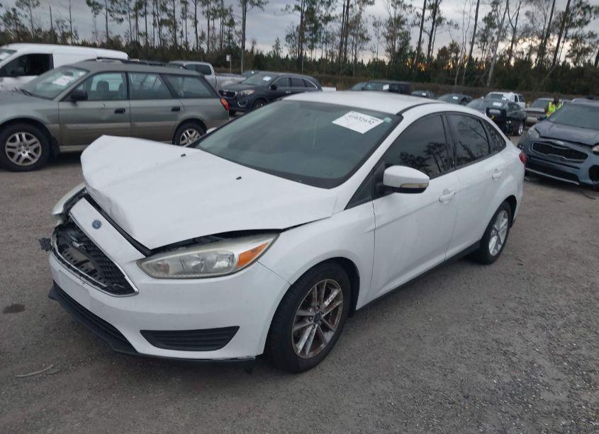 Photo 2 of 2017 Ford Focus SE (VIN 1FADP3F28HL208635)