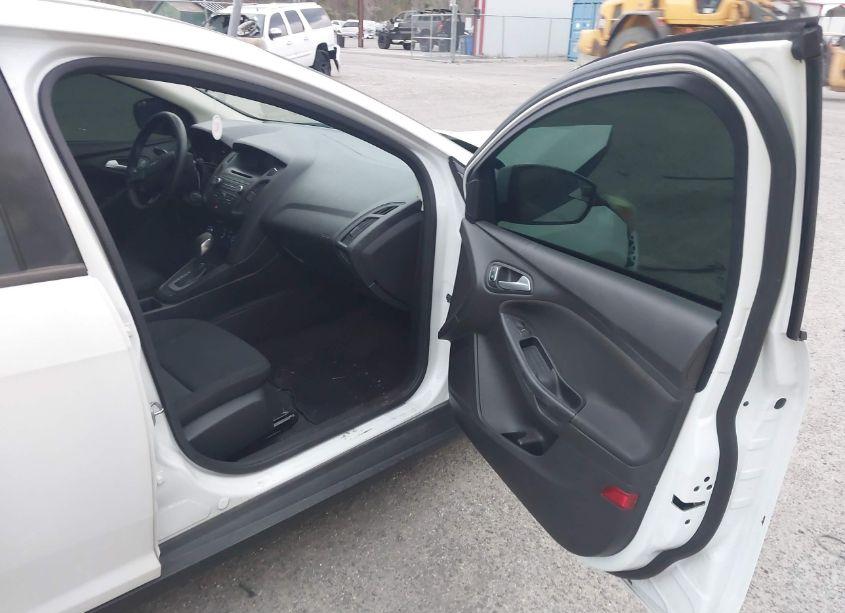 Photo 5 of 2017 Ford Focus SE (VIN 1FADP3F28HL208635)