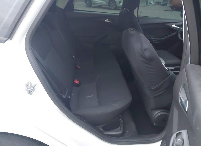 Photo 8 of 2017 Ford Focus SE (VIN 1FADP3F28HL208635)