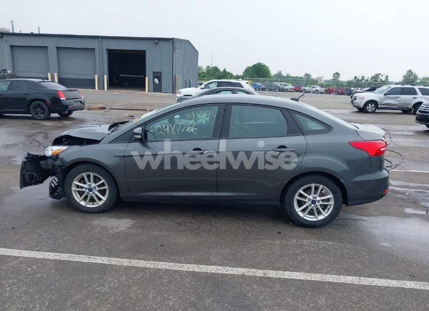 Photo 14 of 2017 Ford Focus SE (VIN 1FADP3F28HL235303)