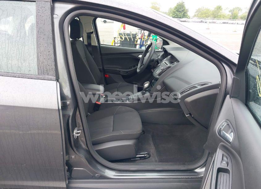 Photo 5 of 2017 Ford Focus SE (VIN 1FADP3F28HL235303)