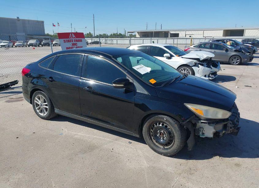 2017 Ford Focus SE (VIN 1FADP3F28HL269662) main photo