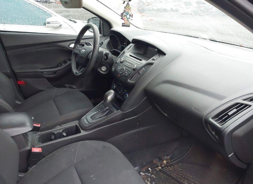 Photo 5 of 2017 Ford Focus SE (VIN 1FADP3F28HL279947)