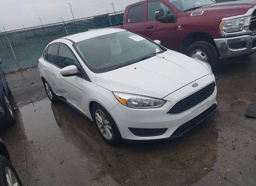 2017 Ford Focus SE (VIN 1FADP3F28HL298658) main photo