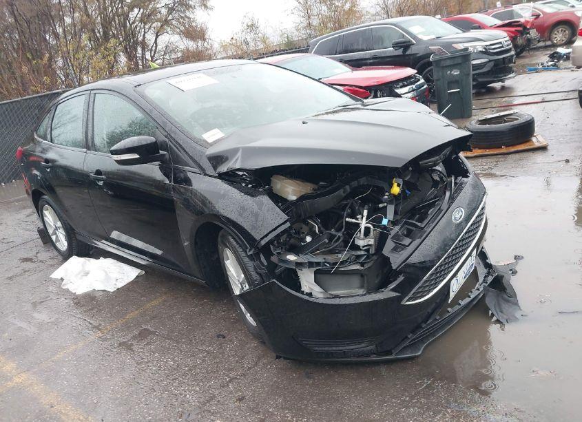 2017 Ford Focus SE (VIN 1FADP3F28HL328788) main photo