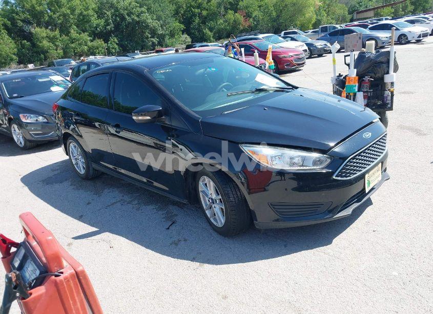 2017 Ford Focus SE (VIN 1FADP3F28HL341475) main photo