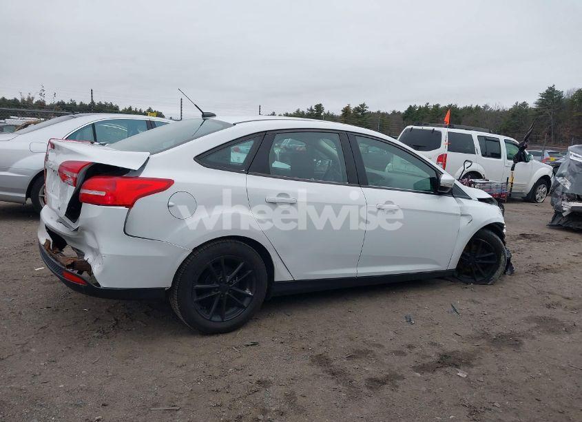 Photo 13 of 2018 Ford Focus SE (VIN 1FADP3F28JL213887)