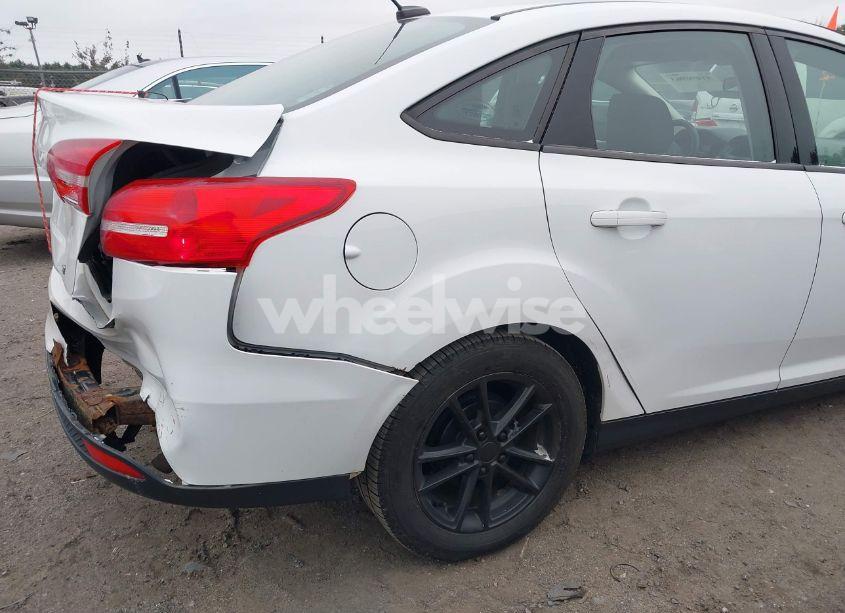 Photo 19 of 2018 Ford Focus SE (VIN 1FADP3F28JL213887)