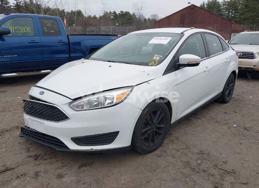 Photo 2 of 2018 Ford Focus SE (VIN 1FADP3F28JL213887)