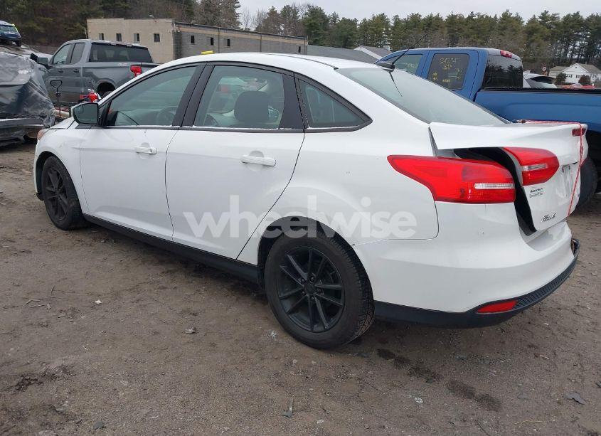 Photo 3 of 2018 Ford Focus SE (VIN 1FADP3F28JL213887)