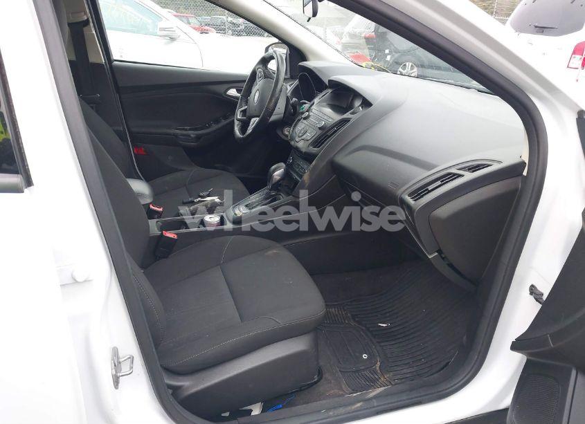 Photo 5 of 2018 Ford Focus SE (VIN 1FADP3F28JL213887)