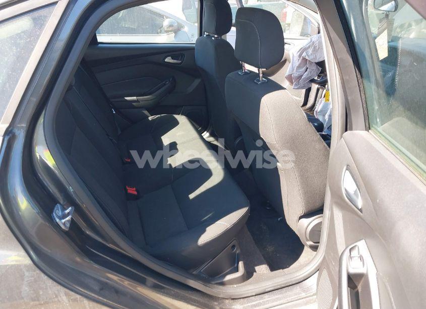 Photo 8 of 2018 Ford Focus SE (VIN 1FADP3F28JL238384)