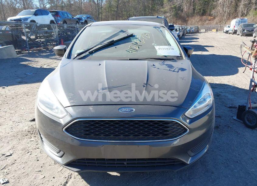 Photo 13 of 2018 Ford Focus SE (VIN 1FADP3F28JL254391)