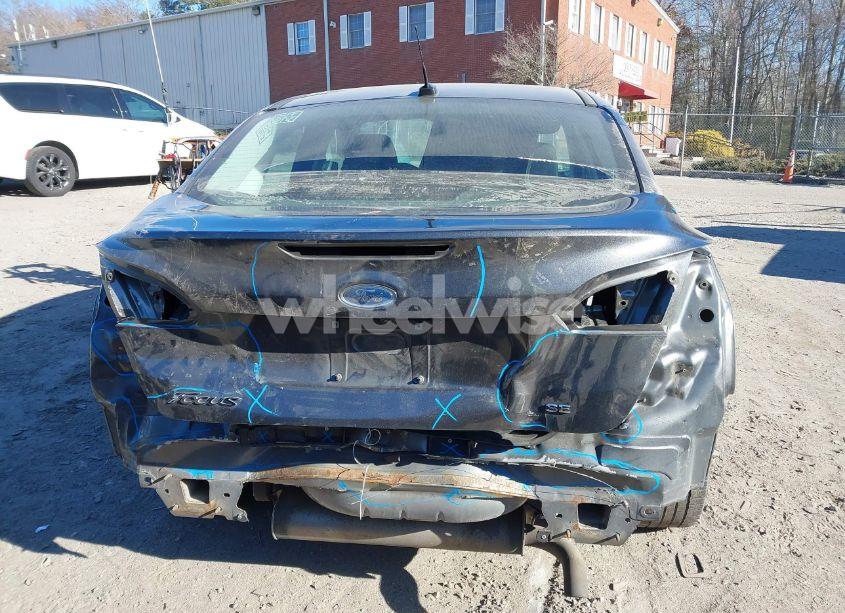 Photo 17 of 2018 Ford Focus SE (VIN 1FADP3F28JL254391)