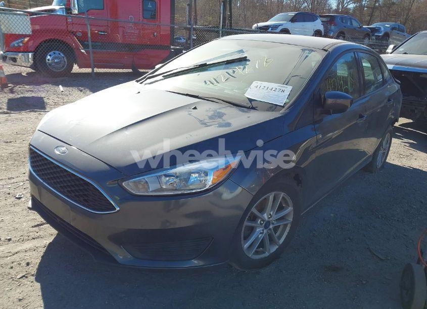 Photo 2 of 2018 Ford Focus SE (VIN 1FADP3F28JL254391)