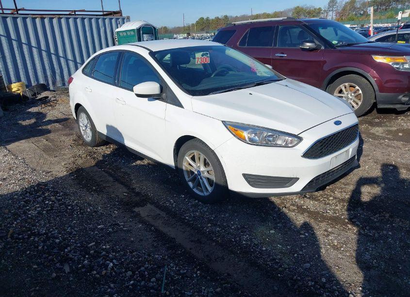 2018 Ford Focus SE (VIN 1FADP3F28JL324231) main photo