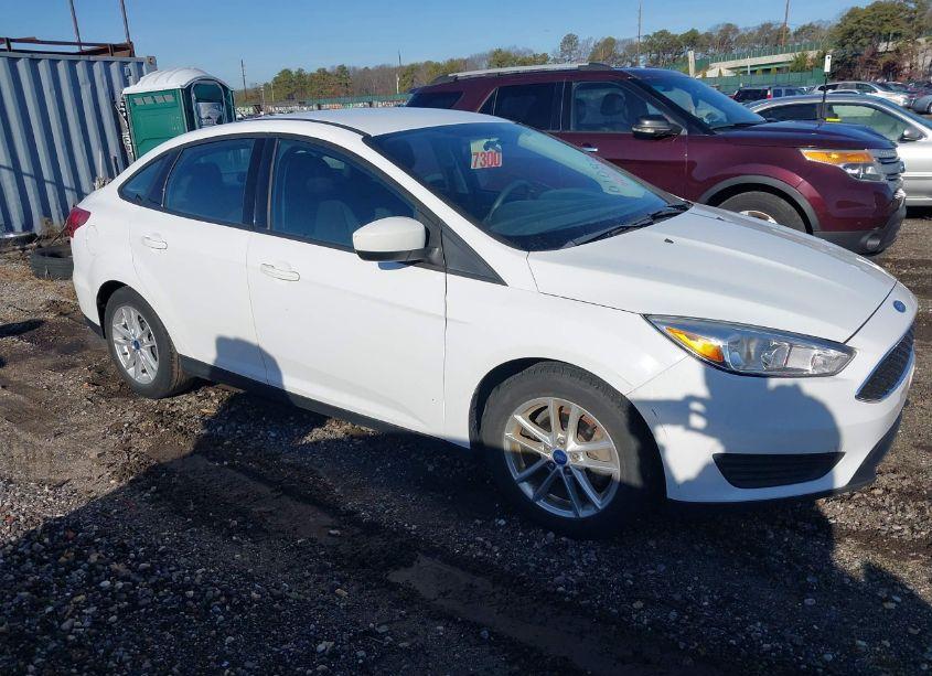 Photo 13 of 2018 Ford Focus SE (VIN 1FADP3F28JL324231)