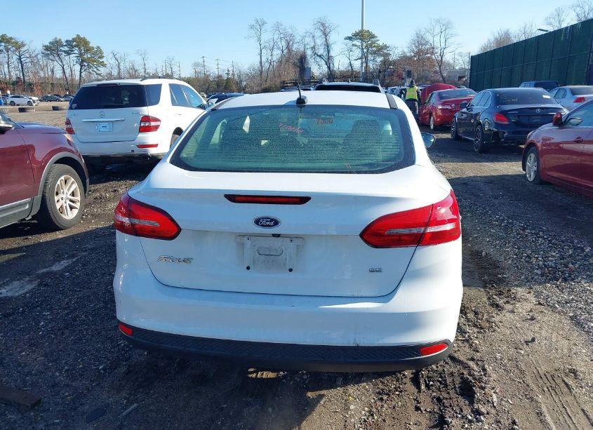 Photo 16 of 2018 Ford Focus SE (VIN 1FADP3F28JL324231)