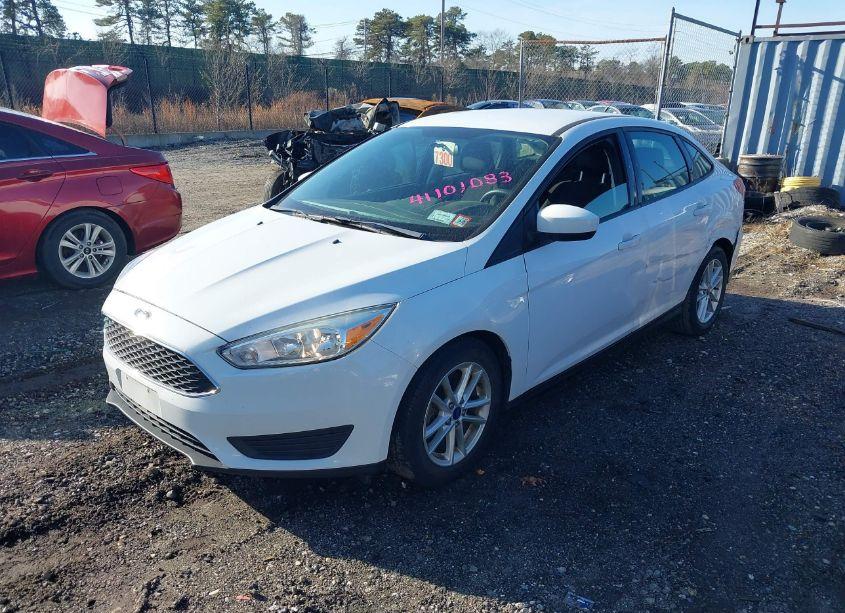 Photo 2 of 2018 Ford Focus SE (VIN 1FADP3F28JL324231)